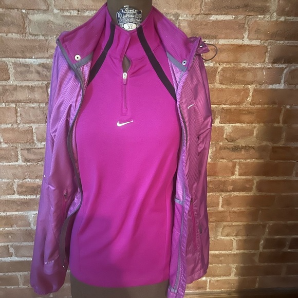 Super Cute, Nike Magenta Wind Breaker Form Fitted, Excellent Shape, 2 way Zipper - Picture 4 of 14